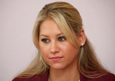 Беременная Курникова попала в объектив фотографов