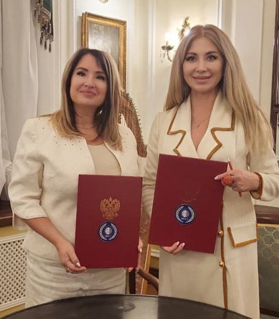 Меценат, предприниматель, общественный деятель Ланета Патрикеева (слева) и председатель Дома БРИКС в Казани Виктория Михайлова