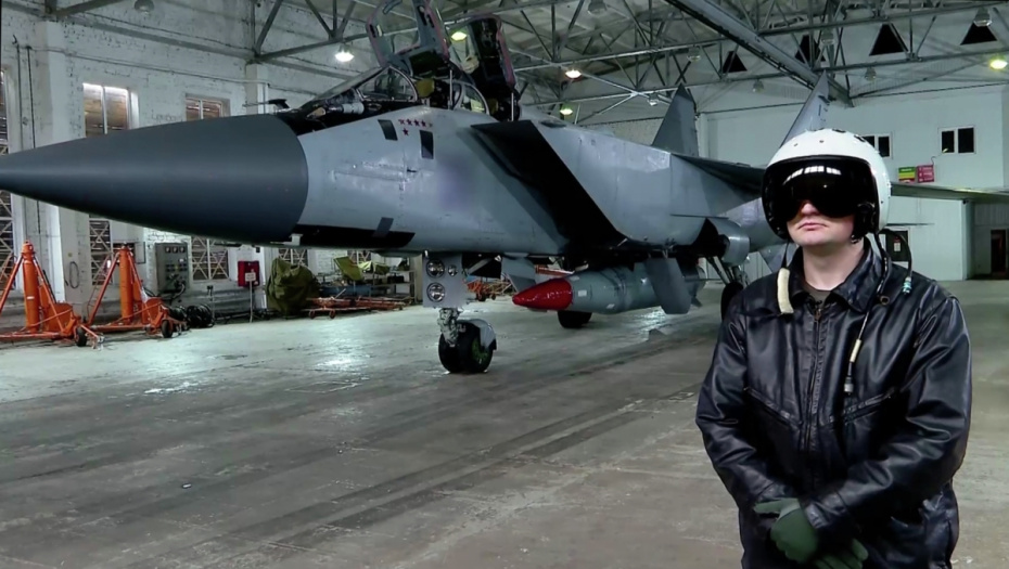 Военный летчик у сверхзвукового истребителя-перехватчика МиГ-31