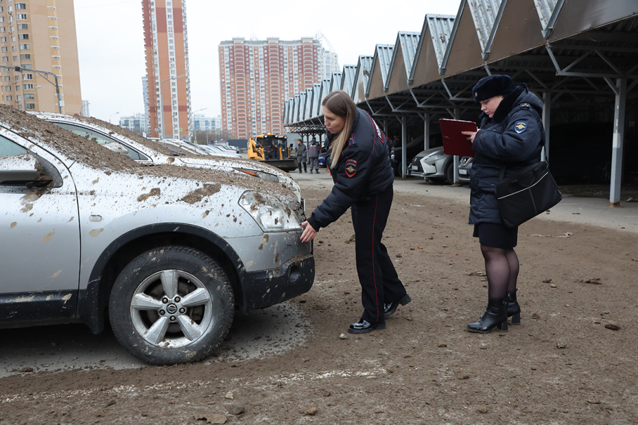 Обрушение конструкции демонтируемого горнолыжного комплекса «Снежком» на проезжую часть в Красногорске