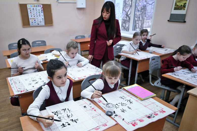 Урок китайского языка в московской школе