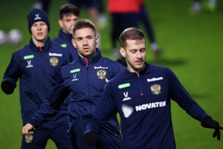 Юрий Горшков и Даниил Фомин на тренировке национальной сборной России по футболу в рамках учебно-тренировочного сбора команды в Новогорске. 12 ноября в Санкт-Петербурге сборная России сыграет в товарищеском матче против национальной сборной Перу