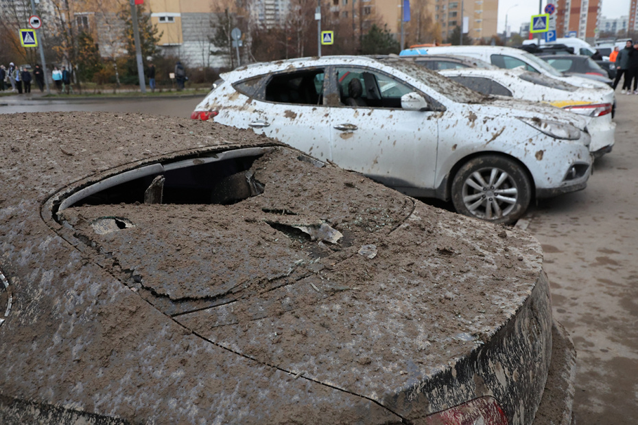 Обрушение конструкции демонтируемого горнолыжного комплекса «Снежком» на проезжую часть в Красногорске