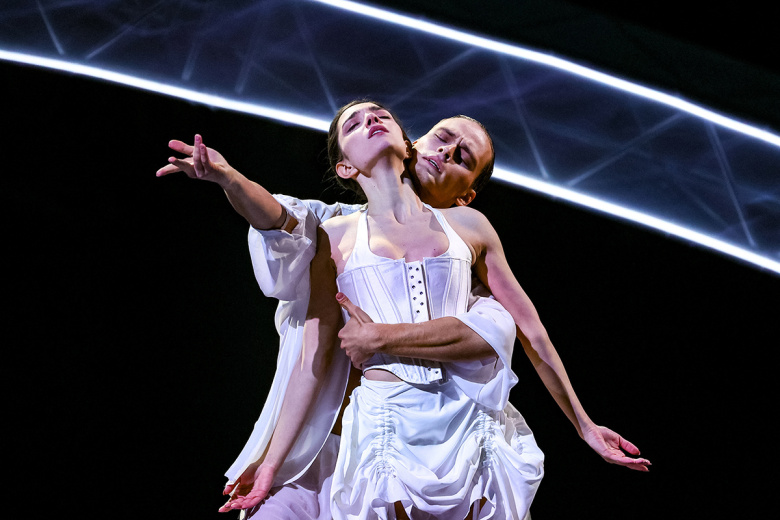 Евгения Медведева и Ильдар Гайнутдинов во время ледового шоу