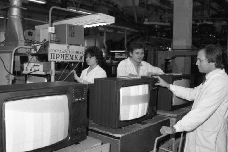 В заводском отделе технического контроля идет проверка цветных телевизоров «Рекорд ВЦ-311/Д»