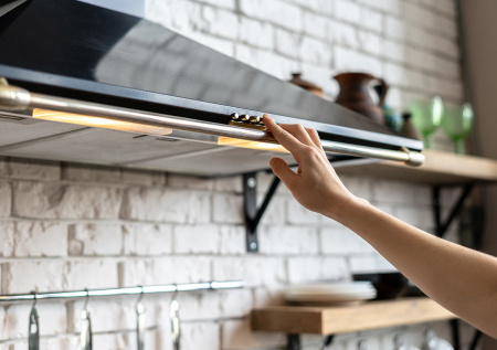Фармацевт объяснила, чем опасна грязная вытяжка на кухне