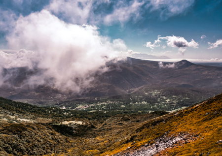 Двое туристов сорвались в ущелье
