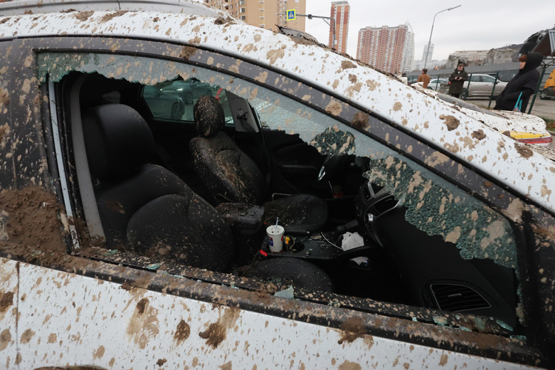 Обрушение конструкции демонтируемого горнолыжного комплекса «Снежком» на проезжую часть в Красногорске