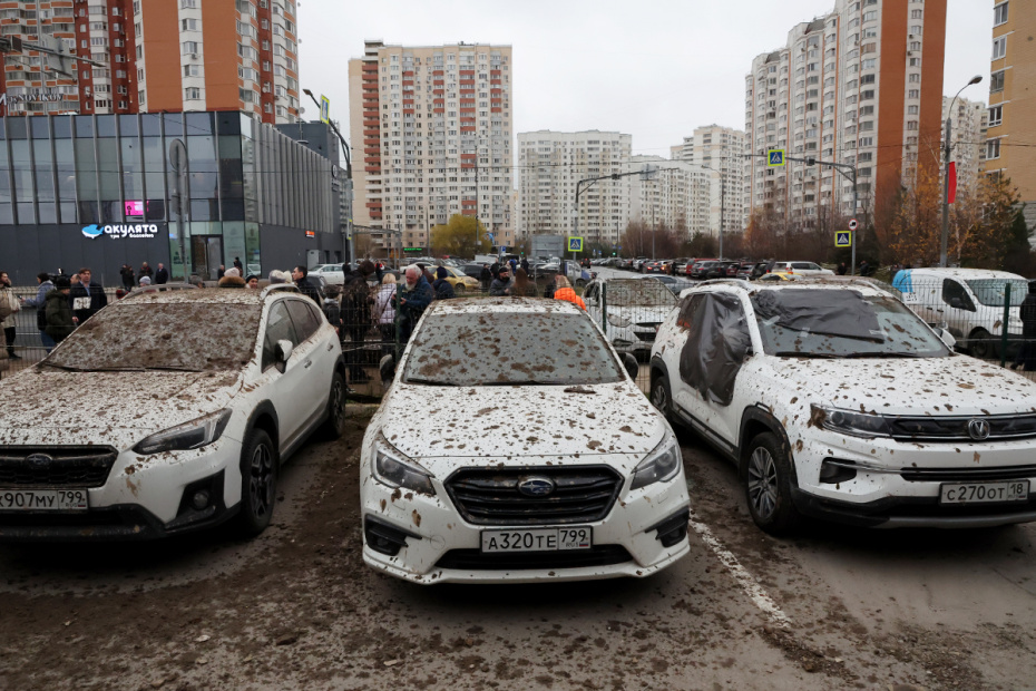 Обрушение конструкции демонтируемого горнолыжного комплекса «Снежком» на проезжую часть в Красногорске