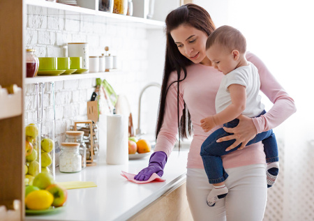 Экономист оценил идею платить женам зарплату за домашний труд