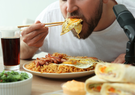 Диетолог раскрыла, кому противопоказаны острые азиатские блюда