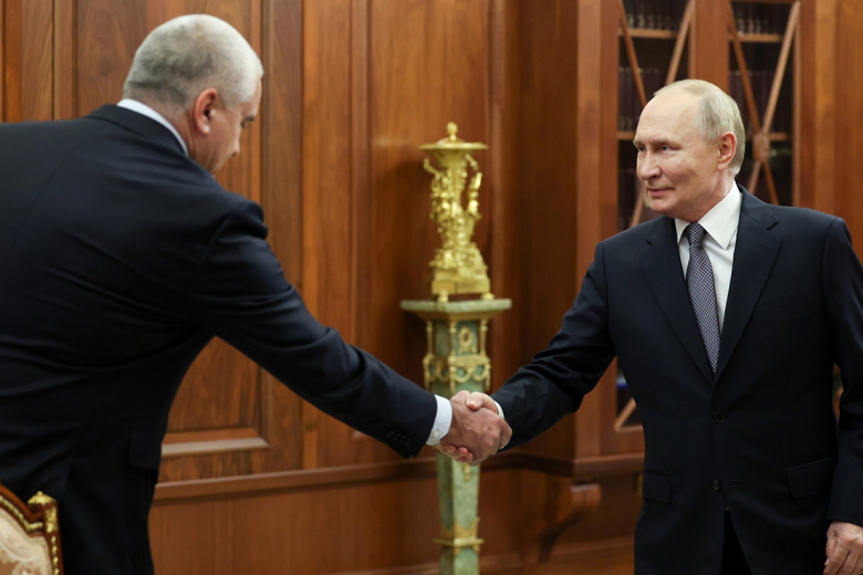 Владимир Путин во время встречи с главой Республики Крым Сергеем Аксеновым