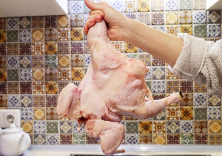 Ученые назвали смертельно опасную привычку при приготовлении курицы