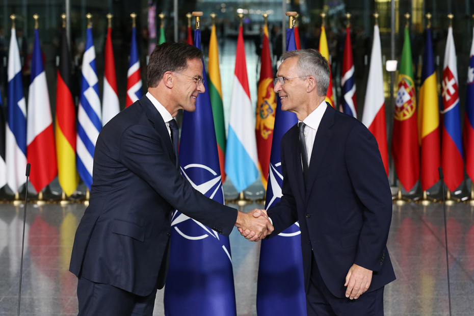 Марк Рютте (слева) пожимает руку уходящему генеральному секретарю НАТО Йенсу Столтенбергу во время церемонии передачи полномочий в штаб-квартире НАТО в Брюсселе, 2024 год