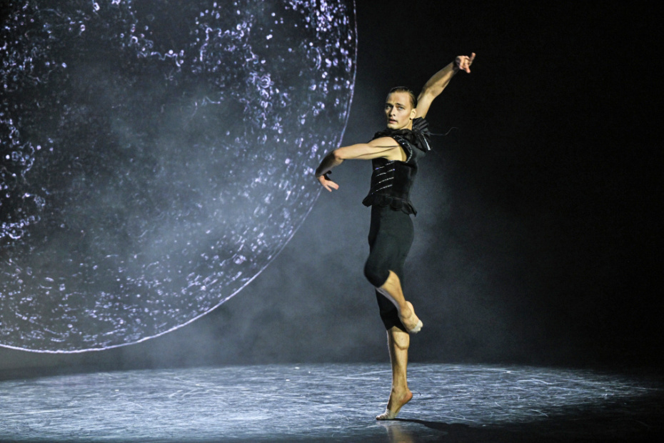 Ильдар Гайнутдинов выступает в спектакле «И приснится же такое...» в театре Аллы Духовой и балета TODES