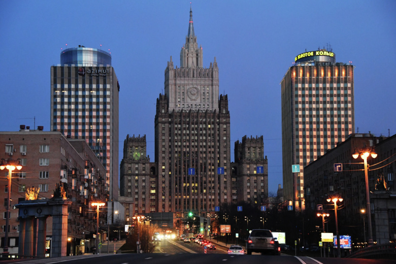Здание Министерства иностранных дел РФ (в центре) на Смоленской-Сенной площади в Москве. Слева — гостиница «Азимут», справа — гостиница «Золотое кольцо»
