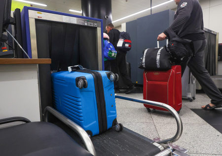 Таможенники нашли сокровище в чемодане пассажира из Бахрейна