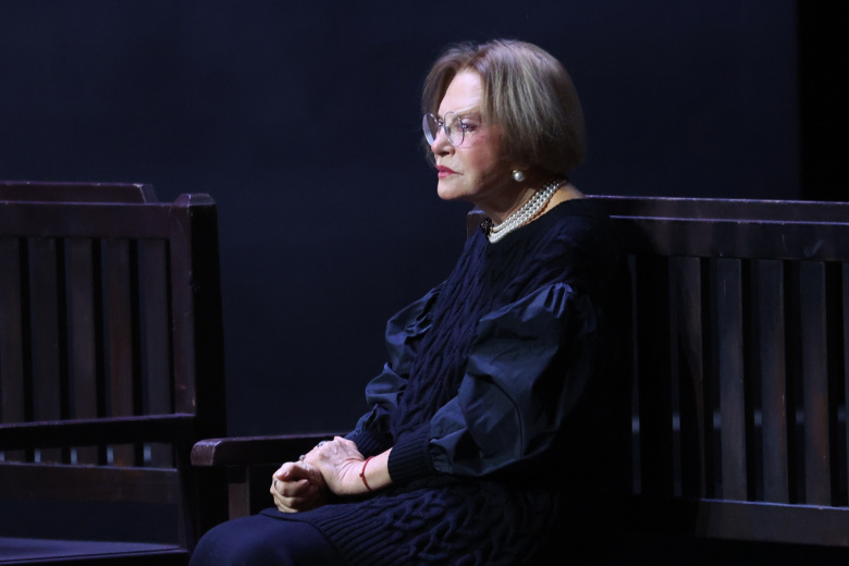 Актриса Людмила Максакова на церемонии прощания с народным артистом России Владимиром Симоновым в Театре имени Евгения Вахтангова