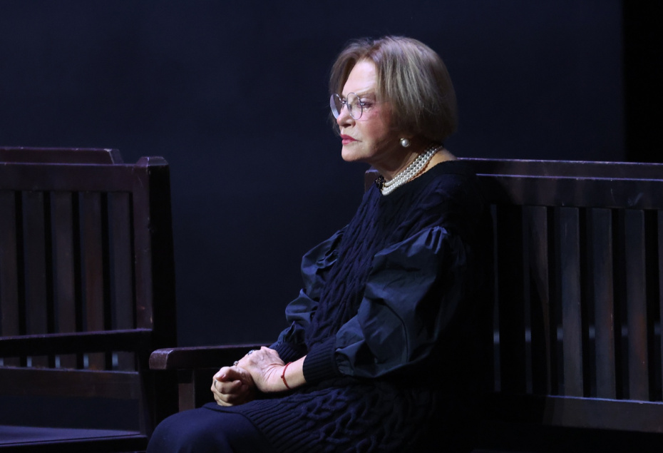 Актриса Людмила Максакова на церемонии прощания с народным артистом России Владимиром Симоновым в Театре имени Евгения Вахтангова