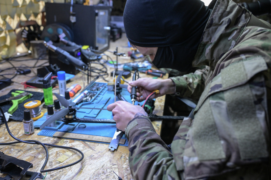 Оператор беспилотников группы «Москва» разведывательного батальона 42-й гвардейской дивизии в процессе доработки FPV-дронов для выполнения боевых задач