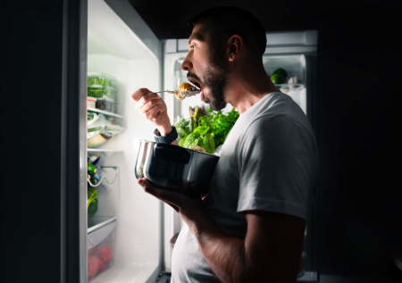 Врач рассказала, чем опасны ночные перекусы