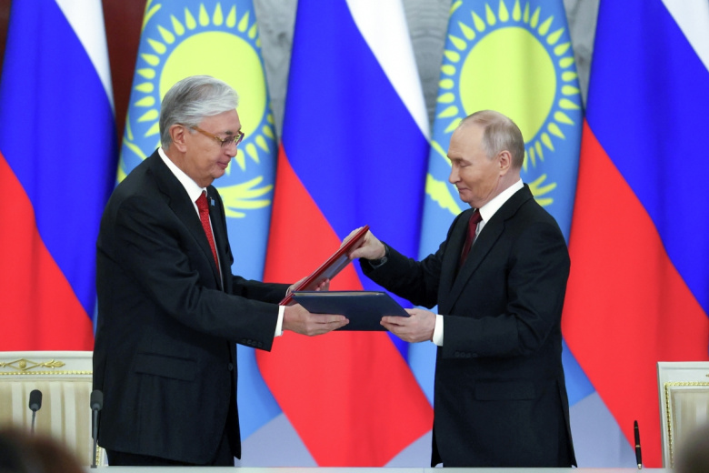 Президент РФ Владимир Путин и президент Казахстана Касым-Жомарт Токаев (слева), находящийся в России с государственным визитом, церемонии подписания документов по итогам российско-казахстанских переговоров