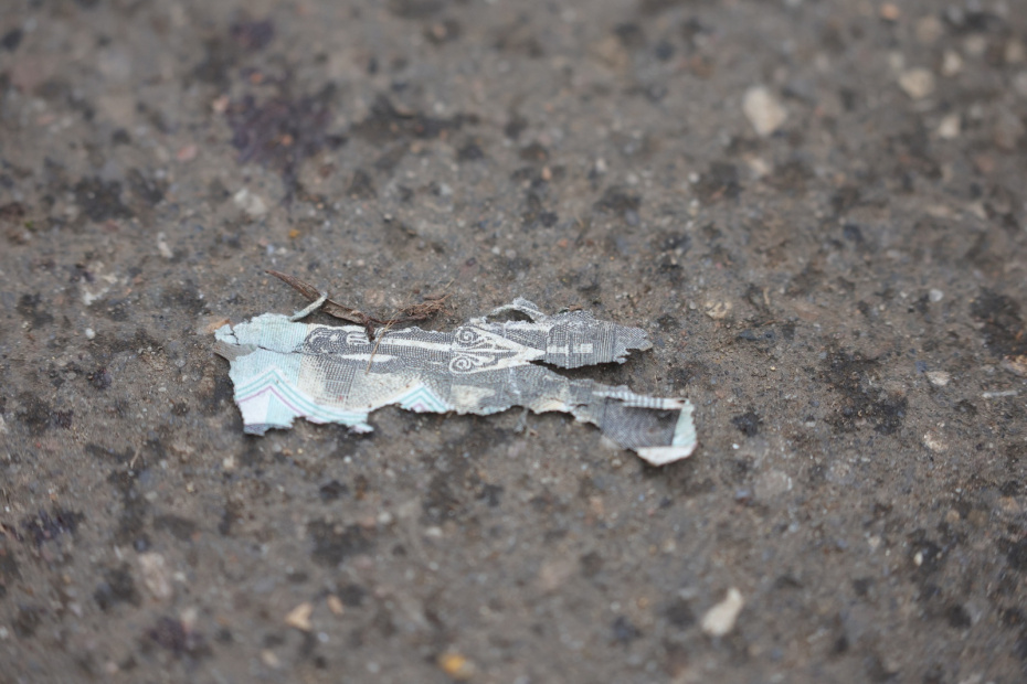 Фрагмент купюры на месте взрыва в Красногорске