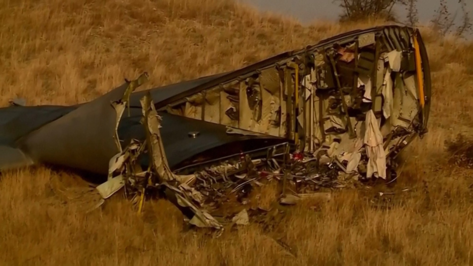 Обломки на месте крушения турецкого военно-транспортного самолета C-130 недалеко от границы с Азербайджаном