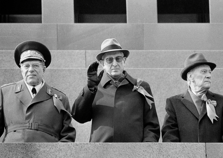 Министр обороны СССР Дмитрий Федорович Устинов (1908–1984), генеральный секретарь ЦК КПСС Юрий Владимирович Андропов (1914–1984) и председатель Совета министров СССР Николай Александрович Тихонов (1905–1997) (слева направо)