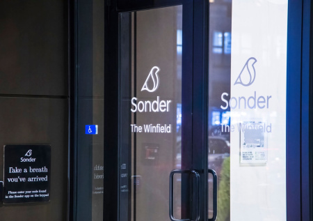 Партнер Mariott выкинул постояльцев отелей на улицу