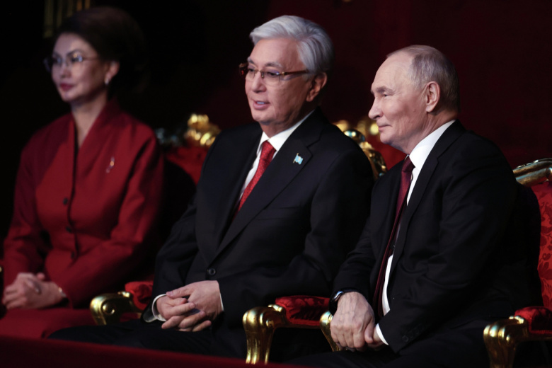 Президент РФ Владимир Путин и президент Казахстана Касым-Жомарт Токаев в Большом театре в Москве