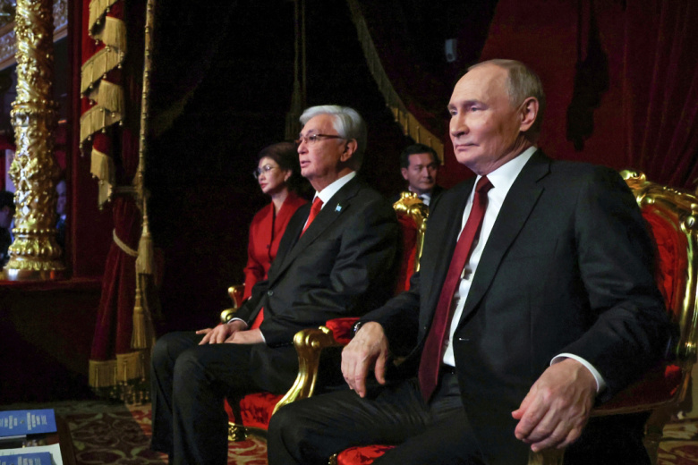 Президент РФ Владимир Путин и глава Казахстана Касым-Жомарт Токаев в Большом театре в Москве