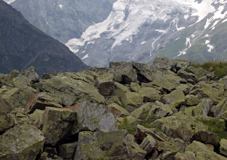 Спасатели добрались до упавших в Махарское ущелье туристов
