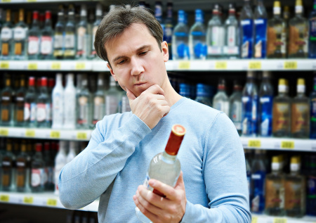 Нарколог оценил эффективность страшных картинок на бутылках с алкоголем