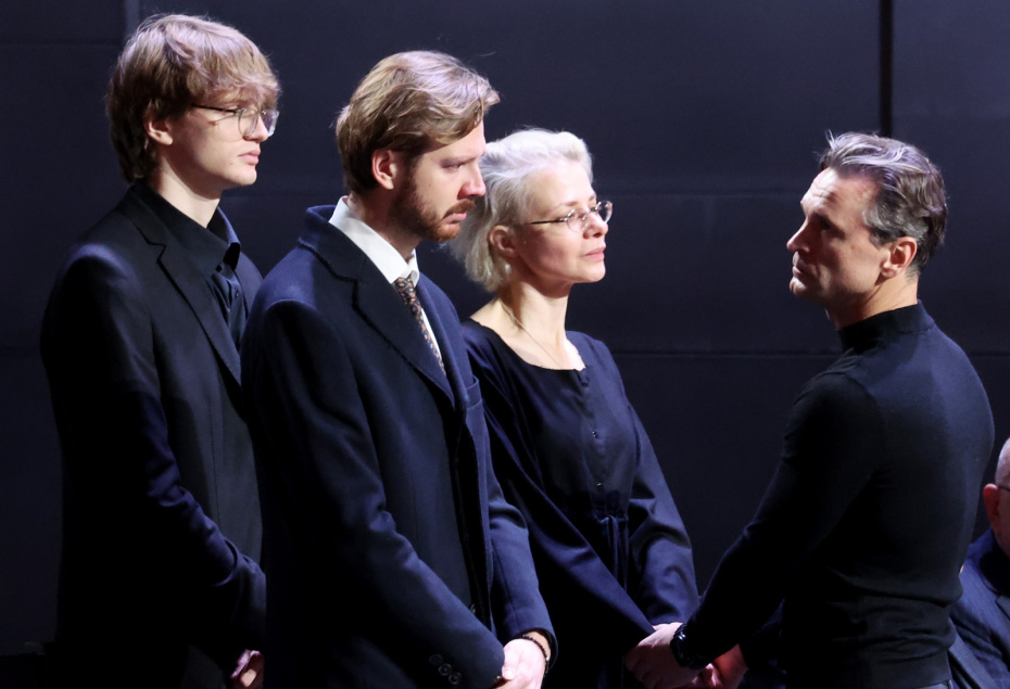 Владимир Симонов — младший, Василий Симонов, Яна Соболевская и Виктор Добронравов на церемонии прощания с народным артистом России Владимиром Симоновым в Театре имени Евгения Вахтангова