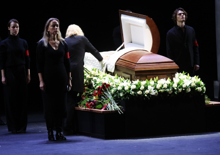 Началось прощание с Владимиром Симоновым