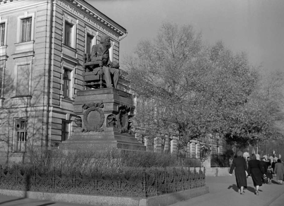 Вид на здание 1-го Московского ордена Ленина медицинского института им. И. М. Сеченова (сейчас Первый Московский государственный медицинский университет имени И. М. Сеченова) и памятник русскому хирургу Н. И. Пирогову. Скульптор Владимир Шервуд. Открыт в 1897 году