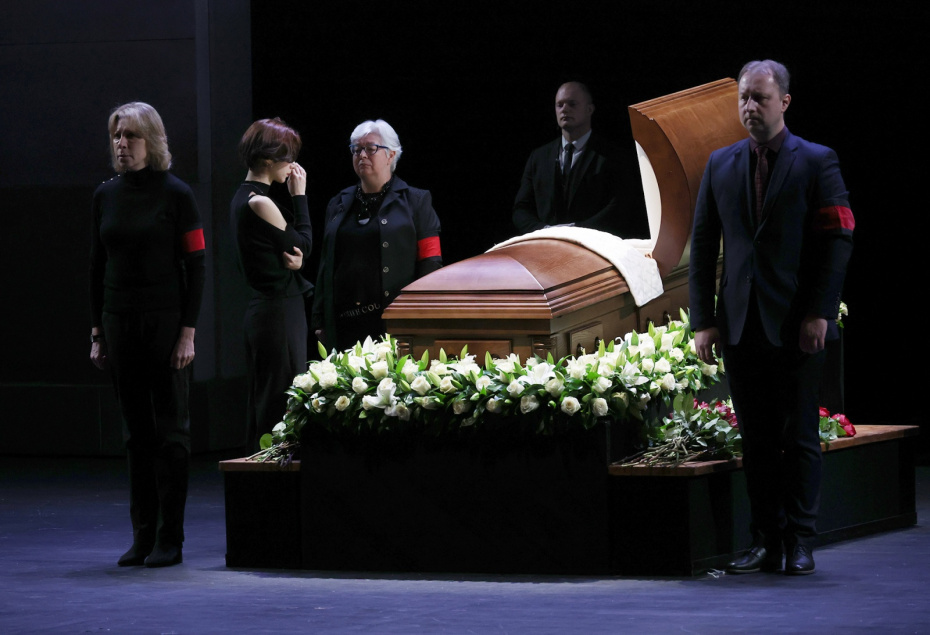 Церемония прощания с народным артистом России Владимиром Симоновым в Театре им. Евгения Вахтангова в Москве