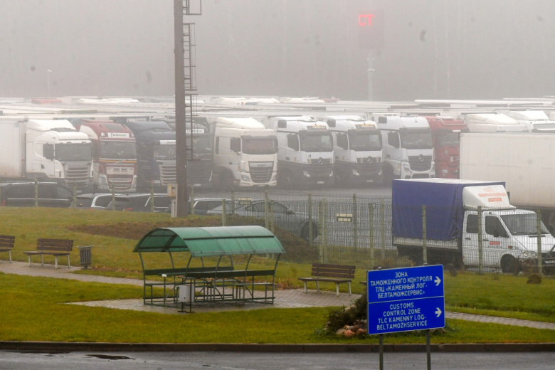 Белоруссия. Гродненская область. Грузовые автомобили на стоянке у международного автомобильного пункта пропуска Каменный Лог (Белорусско-Литовская граница)