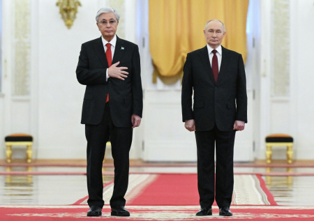 Крепкое рукопожатие Путина и Токаева попало на видео