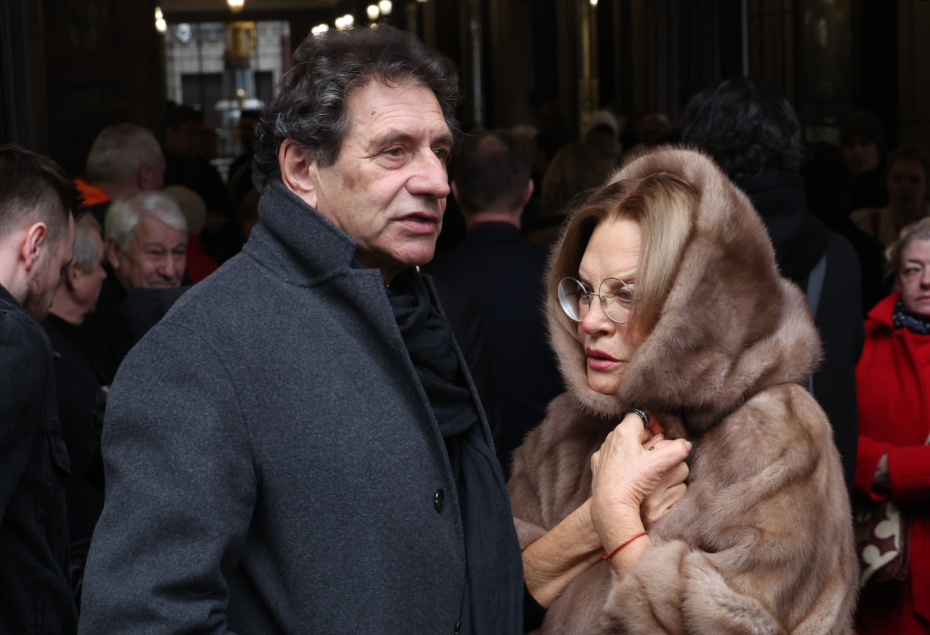 Евгений Князев и Людмила Максакова на церемонии прощания с народным артистом России Владимиром Симоновым в Театре имени Евгения Вахтангова