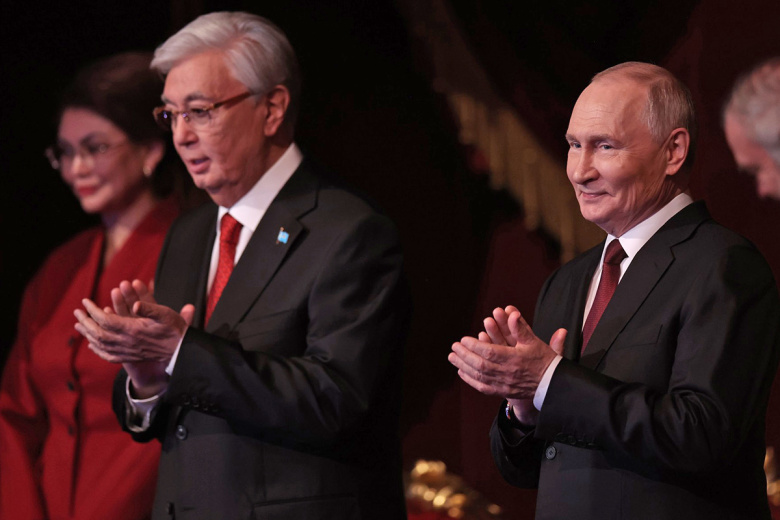 Президент РФ Владимир Путин и президент Казахстана Касым-Жомарт Токаев в Большом театре в Москве