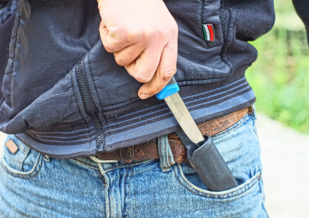 Уличный конфликт между двумя компаниями закончился поножовщиной