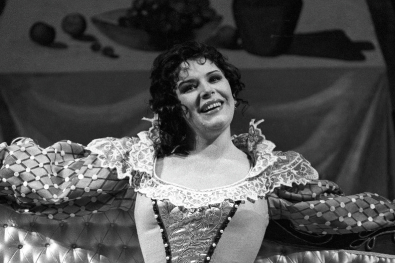 Людмила Сергиенко в сцене из оперы Сергея Прокофьева «Обручение в монастыре», 1983 год