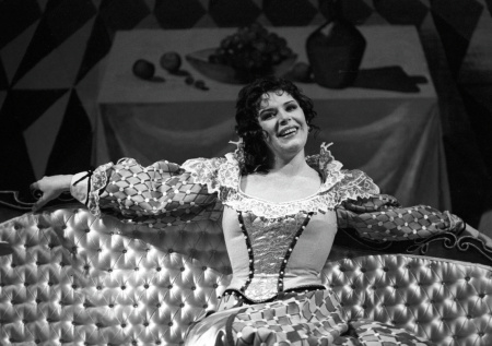 Собирается умирать? Надгробие живой певицы Сергиенко: ошибка ли, детали