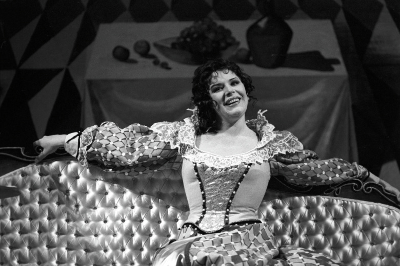 Сцена из оперы Сергея Сергеевича Прокофьева «Обручение в монастыре» по комедии Ричарда Бринсли Шеридана «Дуэнья». В роли Луизы — заслуженная артистка Украинской ССР Людмила Борисовна Сергиенко