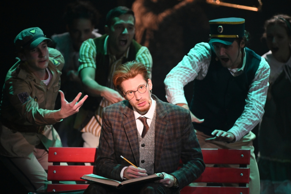 Никита Пресняков (Учитель) в сцене из спектакля «Безымянная звезда» режиссера Александра Созонова в Московском Губернском театре