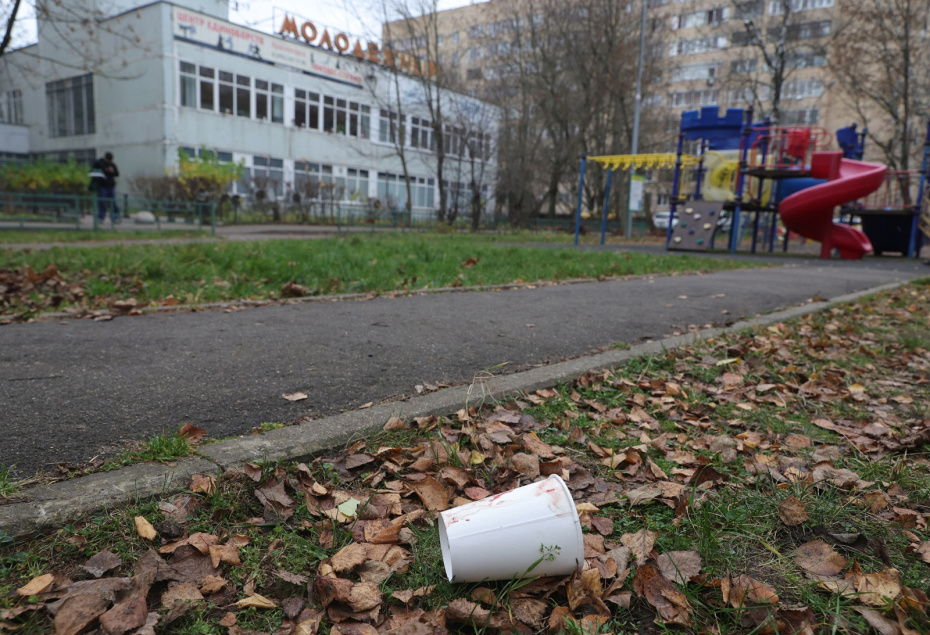 Красногорск. Обстановка на месте взрыва в Красногорске, где девятилетний мальчик получил тяжелые травмы после взрыва самодельного устройства, спрятанного в десяти рублевой купюре