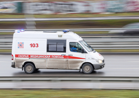 Луганских водителей переполошила голая пенсионерка на дороге