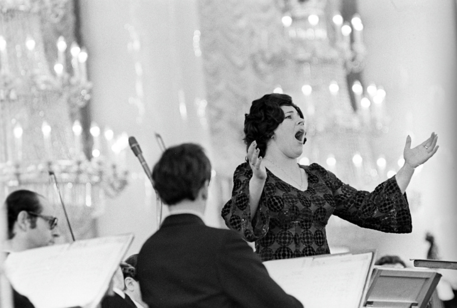 V Международный конкурс имени П. И. Чайковского. Певица Людмила Борисовна Сергиенко (вторая премия и серебрянная медаль среди вокалистов)